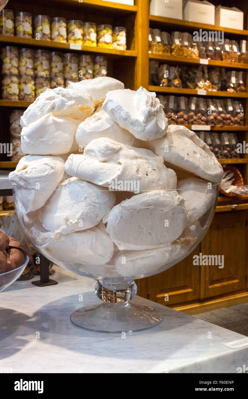 Cookies Meringue à vendre dans un magasin belge. Banque D'Images