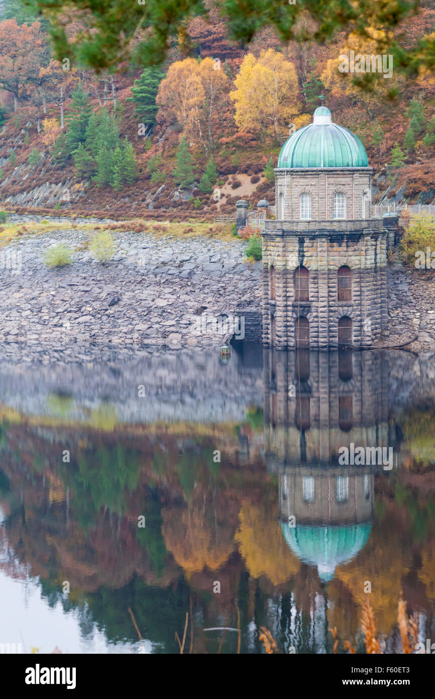 Foel Tower, la Pump House avec un toit en cuivre recouvert de patine verte au réservoir du barrage Garreg DDU, Elan Valley, Powys, Mid Wales, Royaume-Uni en novembre automne Banque D'Images