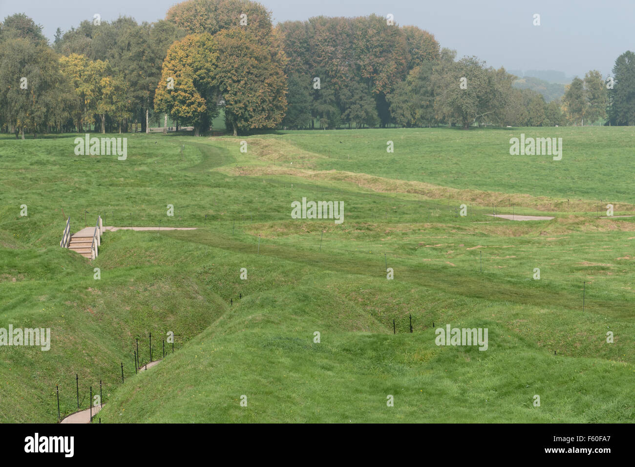 Vestiges de tranchées de l'Armée canadienne (en bas) et l'armée allemande des tranchées (à droite). No-mans land enjambé à quelques mètres seulement. Banque D'Images