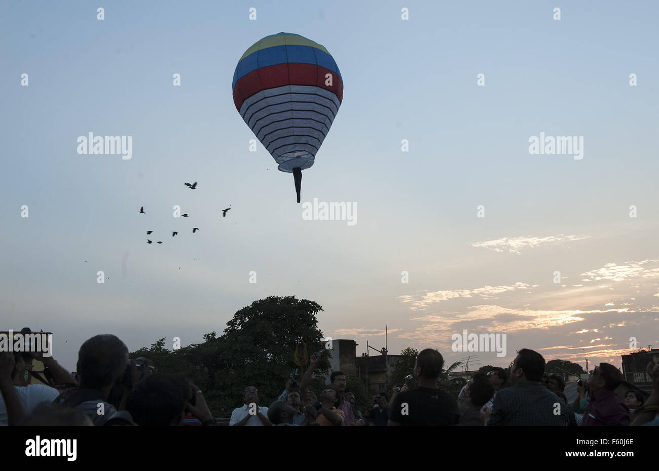 Calcutta. 10 Nov, 2015. Photo prise le 10 novembre 2015 montre une Phanush, une sorte de ballon papier traditionnel, pour adorer la déesse hindoue Kali, la déesse de 'Power', à Calcutta, capitale de l'Est de l'état indien du Bengale occidental. Le festival est célébré le culte de Kali dans l'Est de l'Inde au cours de la fête de Diwali, la fête hindoue des lumières, qui est la plus grande fête hindoue de l'année. © Tumpa Mondal/Xinhua/Alamy Live News Banque D'Images