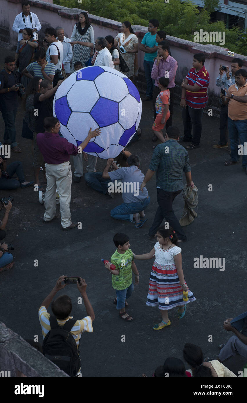 Calcutta, l'état indien du Bengale occidental. 10 Nov, 2015. Un Indien Bengali famille vole une Phanush, une sorte de ballon papier traditionnel, pour adorer la déesse hindoue Kali, la déesse de 'Power', à Calcutta, capitale de l'Est de l'état indien du Bengale occidental, le 10 novembre 2015. Le festival est célébré le culte de Kali dans l'Est de l'Inde au cours de la fête de Diwali, la fête hindoue des lumières, qui est la plus grande fête hindoue de l'année. © Tumpa Mondal/Xinhua/Alamy Live News Banque D'Images