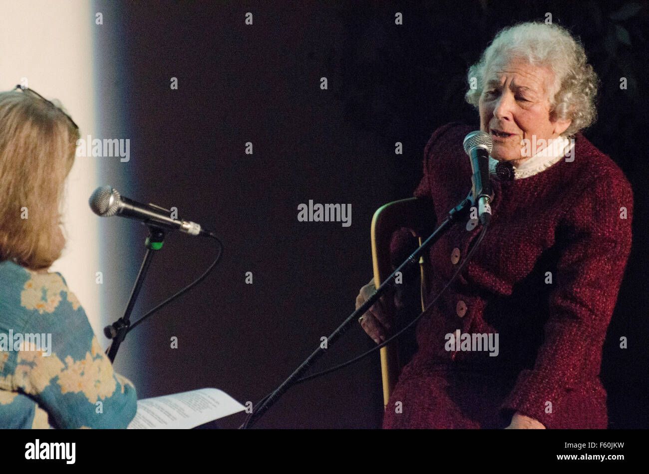 Judith Kerr et Rosie boycotter l'un des fondateurs 5x15 réunit cinq personnes exceptionnelles pour parler de leur vie, des passions et des inspirations. Il n'y a que deux règles - pas de script et à seulement 15 minutes chacun. 5 ?15 En vedette Grayson Perry, Judith Kerr, Horatio Clare, Wendy Cope et Claudia Roden. 5x15 réunit cinq personnes exceptionnelles pour parler de leur vie, des passions et des inspirations. Il n'y a que deux règles - pas de script et à seulement 15 minutes chacun. Lundi 7 Avril @ Le Tabernacle, Londres Banque D'Images