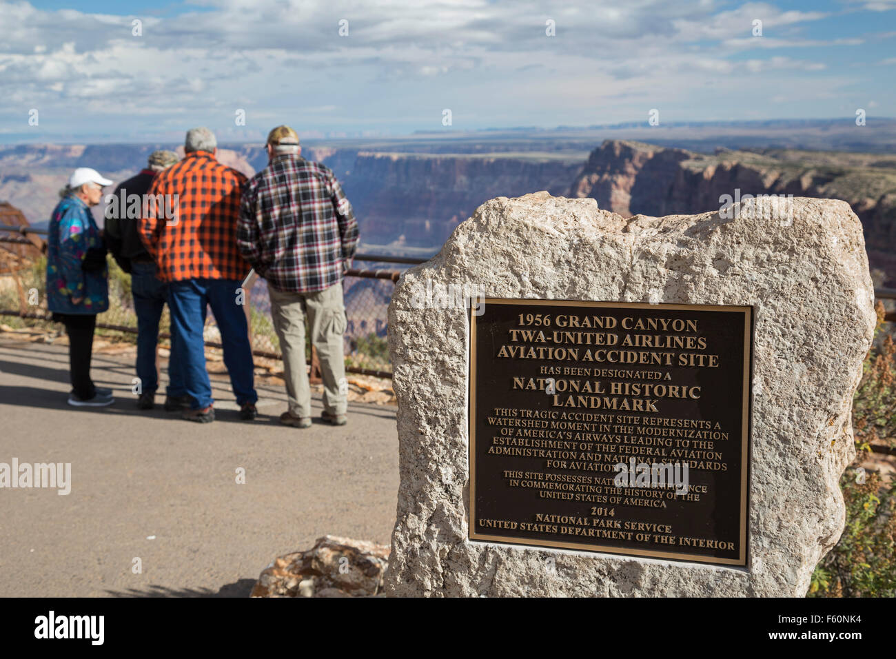 Le Parc National du Grand Canyon, Arizona - Les touristes se tiennent près de 1956 commémorant le marqueur de la collision de deux avions de ligne. Banque D'Images