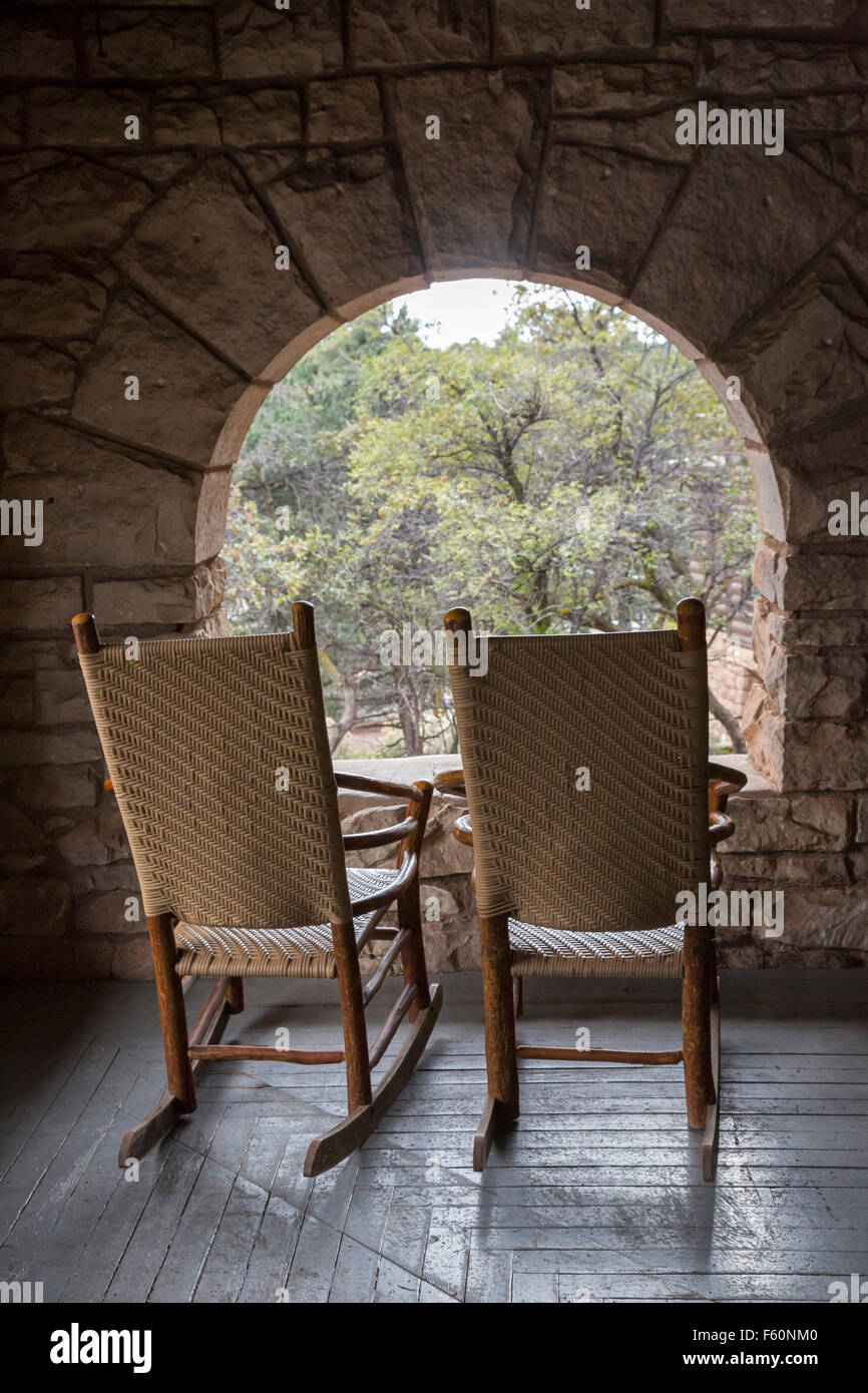Le Parc National du Grand Canyon, Arizona - chaises à bascule sur le porche d'El Tovar Hôtel. Banque D'Images