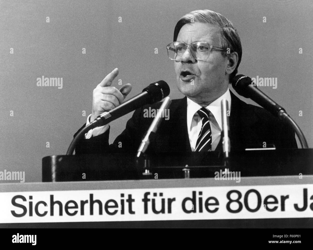 Fichier - Un fichier photo en date du 04 décembre 1979 montre chancelier allemand Helmut Schmidt (SPD) donnant un discours sur "icherheit fuer die 80er Jahre' (lit. la sécurité pour les années 80) à une réunion du parti SPD à Berlin, Allemagne. PHOTO : KONRAD GIEHR/DPA) Banque D'Images