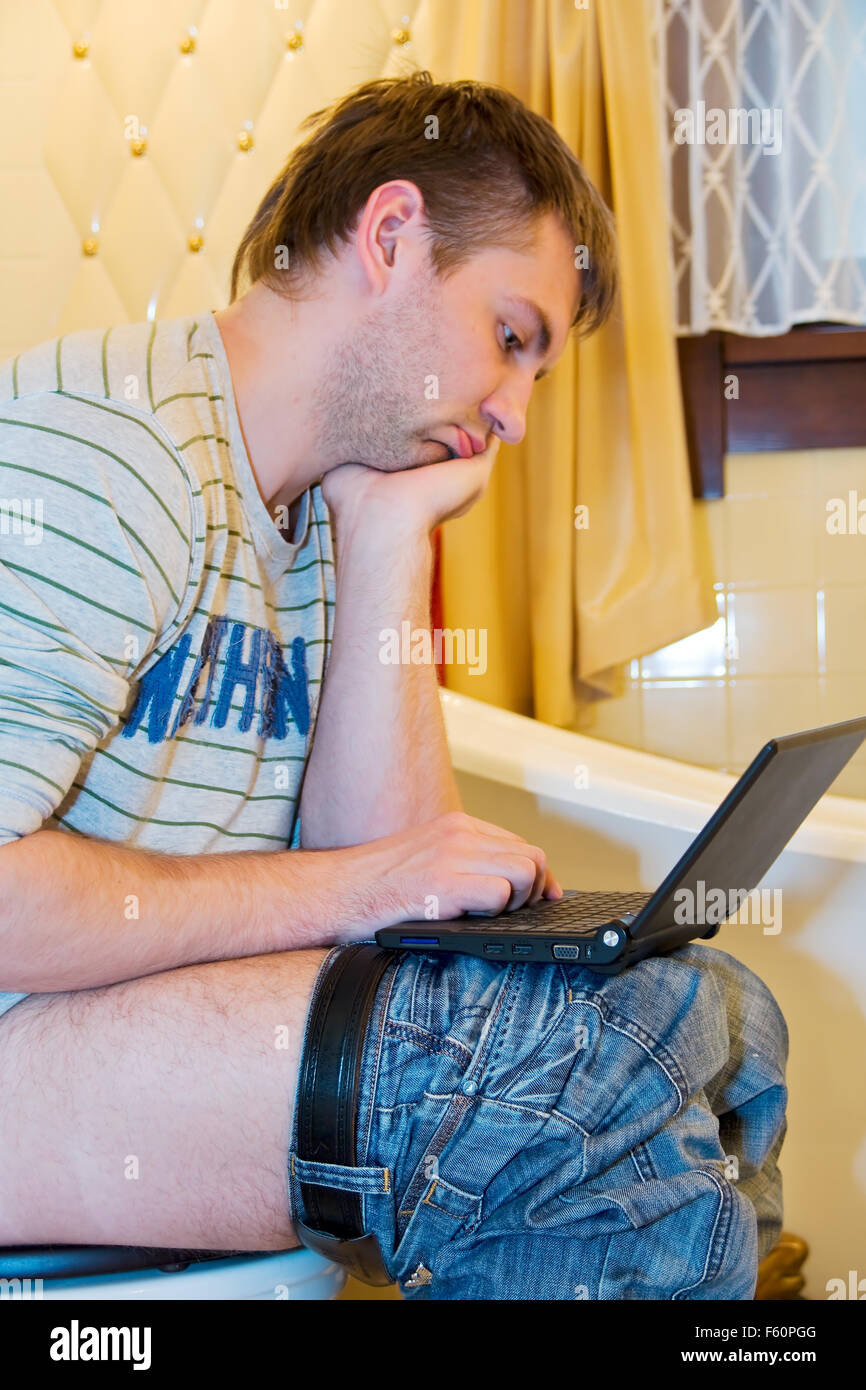 Blogger au travail dans les toilettes Banque D'Images