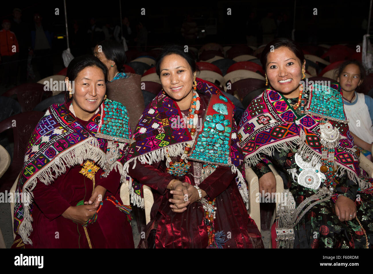 L'Inde, l'Himachal Pradesh, le Spiti, Kaza, La Darcha Festival, femme portant le costume traditionnel de Spitian décorées de corail et tur Banque D'Images