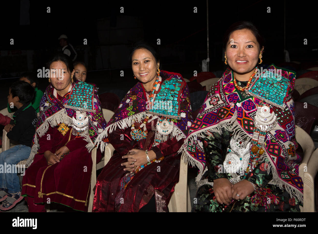 L'Inde, l'Himachal Pradesh, le Spiti, Kaza, La Darcha Festival, trois femmes portant de corail et turquoise traditionnel costume Spitian Banque D'Images