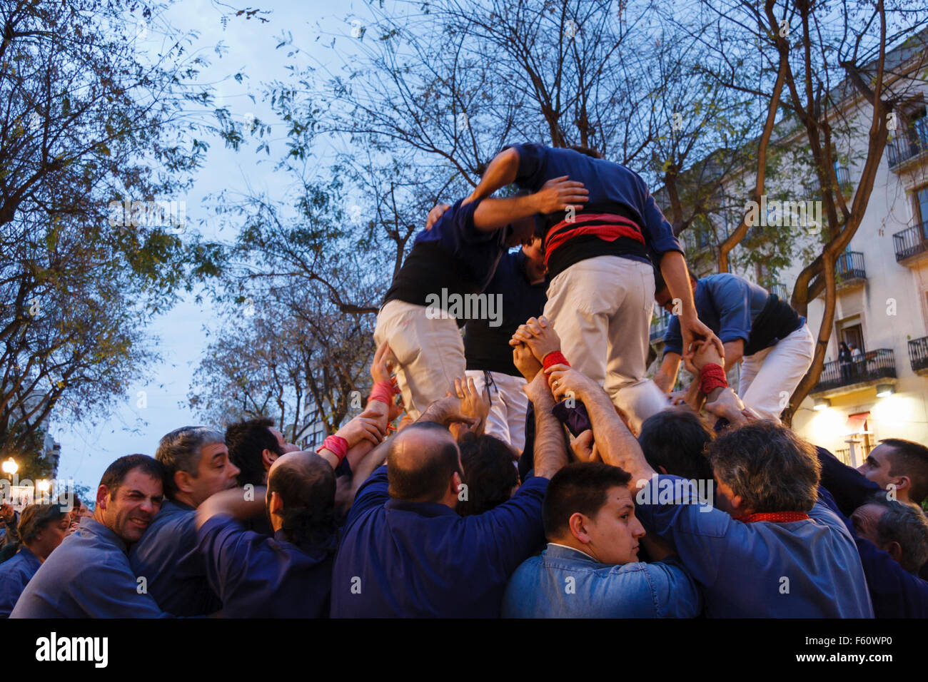 Les gens à la base qui supporte la création d'une journée festival tour pendant de Sant Jordi à Tarragone, Catalogne, Espagne Banque D'Images