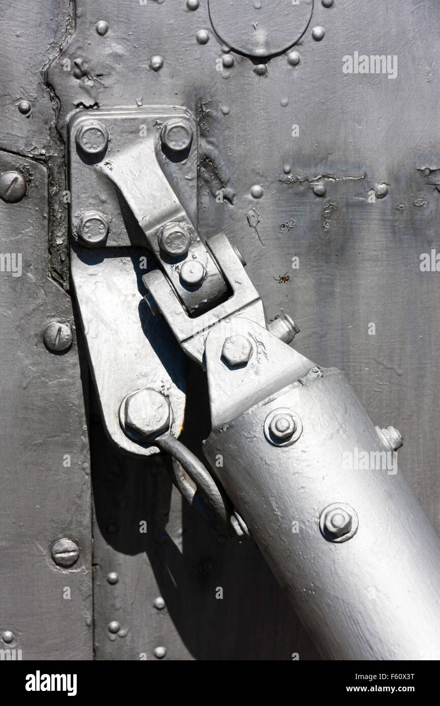 La ferronnerie. Attachés sur le côté de la béquille de fuselage d'avion,  montrant la plaque vissée avec des liens et des articulations Photo Stock -  Alamy