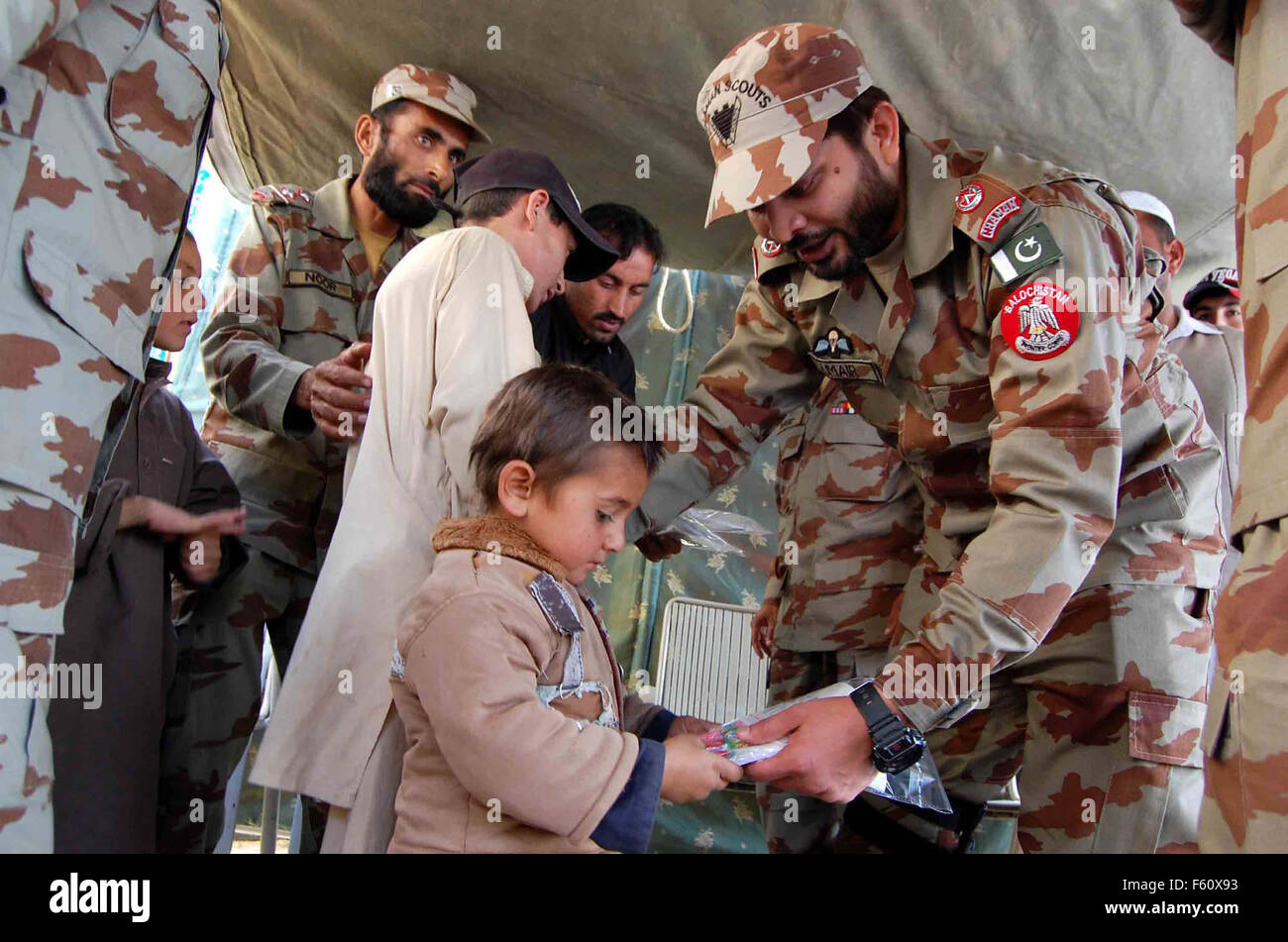 Frontier commandant de corps Grands Umar la distribution de livres gratuits et cadeaux packs chez les enfants au cours de camp médical, tenu au Camp Scout de Chaman, le Mardi, Novembre 10, 2015. Banque D'Images