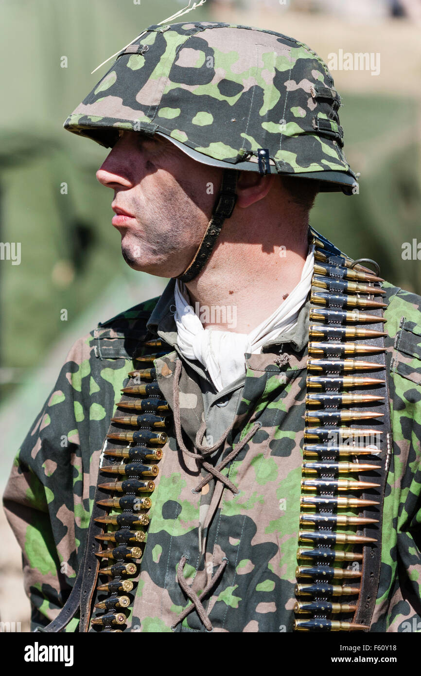 Seconde guerre mondiale re-enactment. Soldat allemand de la Wehrmacht, des  uniformes de camouflage, des balles autour des épaules, tournant la tête  pour faire face à face Photo Stock - Alamy
