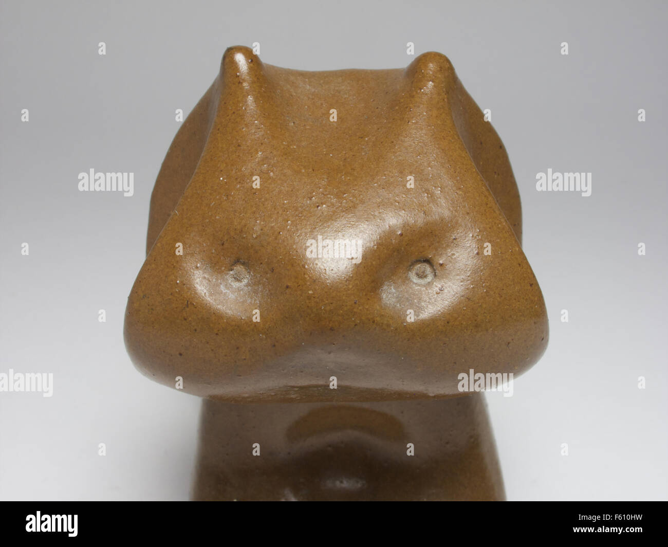 Milieu siècle poterie Tekt russe cat, 9cm de haut Banque D'Images