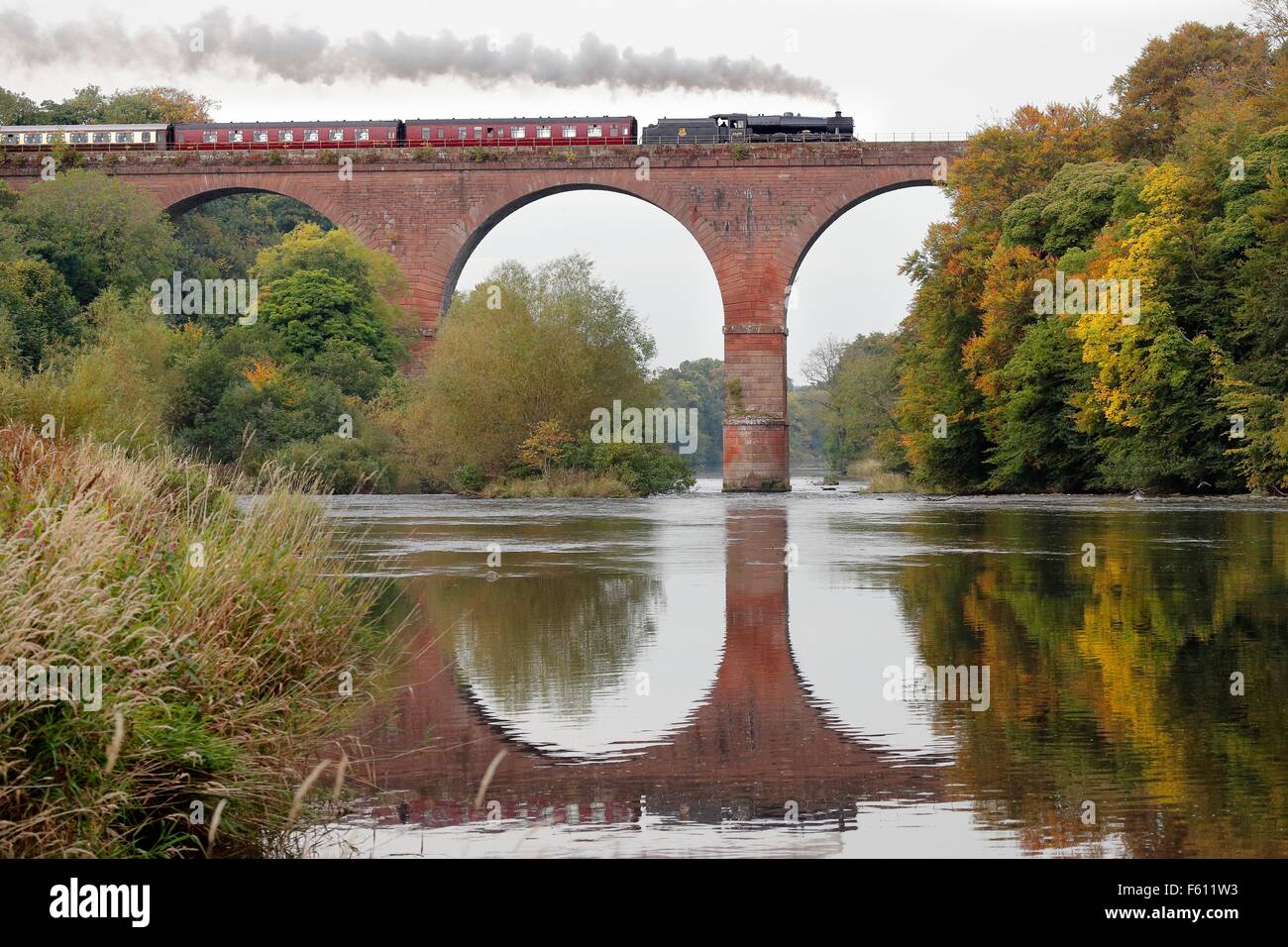 Locomotive vapeur LMS classe Leander 45690 Jubilé. Wetheral Viaduc Eden, Wetheral, Carlisle, Cumbria, Angleterre, Royaume-Uni. Banque D'Images