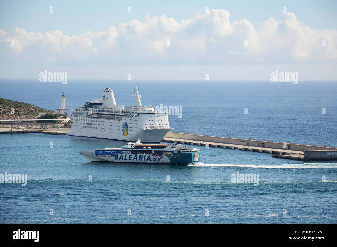 Ramon Llull, Balearia ferry entrant dans le port de Soller, Espagne Ibiza Banque D'Images