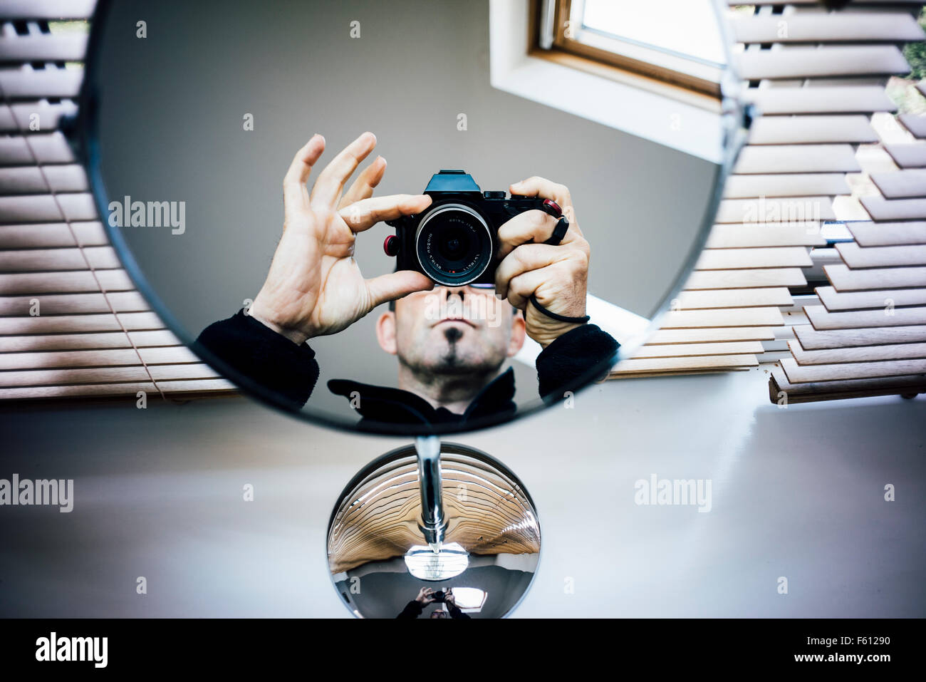 Un photographe faisant son appareil photo à un miroir Banque D'Images