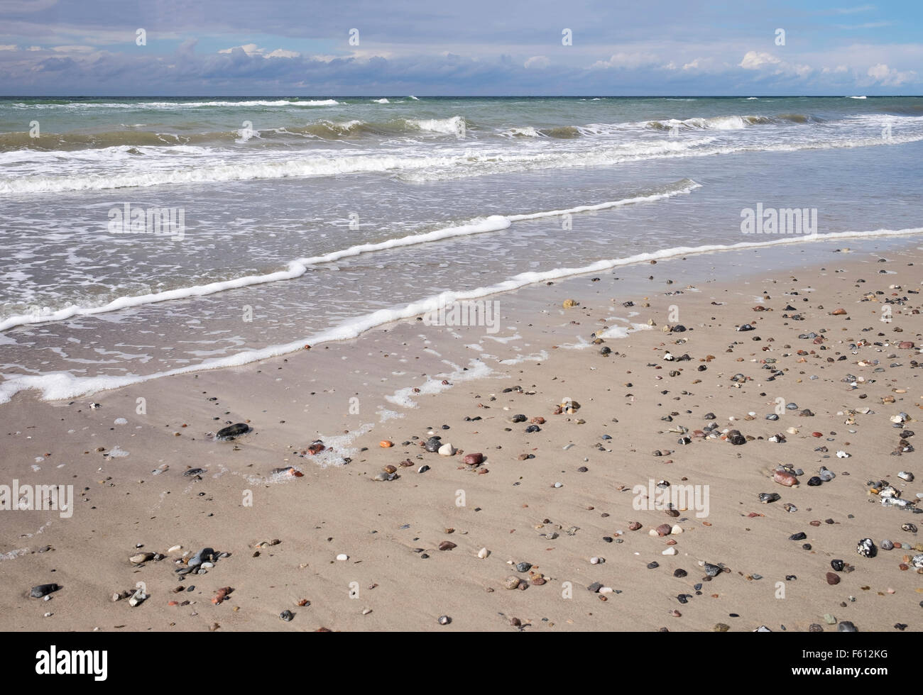 Galets sur une plage de sable, mer Baltique, Ahrenshoop, Fischland, Fischland-Zingst, Mecklembourg-Poméranie-Occidentale, Allemagne Banque D'Images