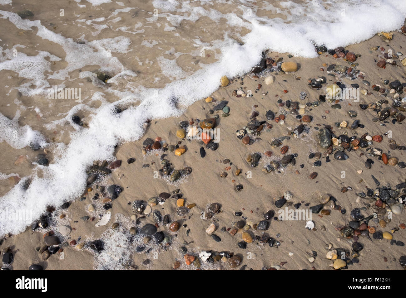 Cailloux colorés sur la plage de sable, mer Baltique, Ahrenshoop, Fischland, Fischland-Zingst, Mecklembourg-Poméranie-Occidentale, Allemagne Banque D'Images