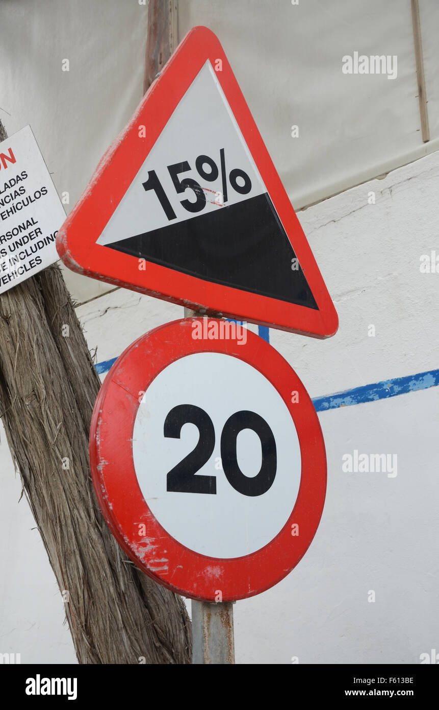 Panneau d'avertissement de trafic 15  % de pente, Ibiza, Espagne Banque D'Images