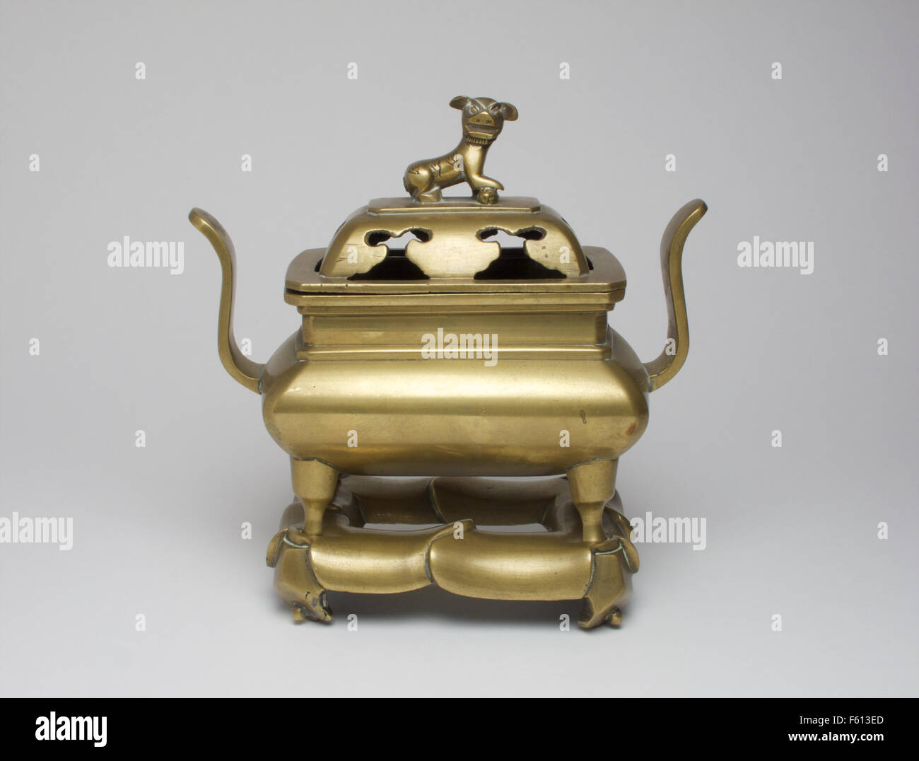Encensoir en bronze chinois antique avec couvercle et support vers 1900 Banque D'Images
