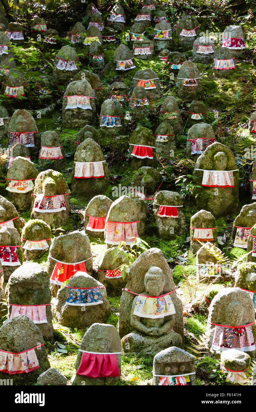 Le Japon, Kyoto, temple Kiyomizu-dera. Sekibutsu-Gun, une banque d'herbe zone couverte dans de nombreux petits Jizo Bosatsu red-bibbed statues en pierre. Le jour, la lumière du soleil. Banque D'Images