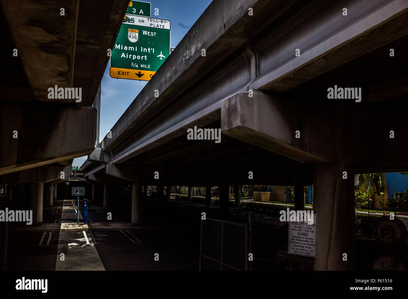 Passage sous l'autoroute avec Miami Airport sign Banque D'Images