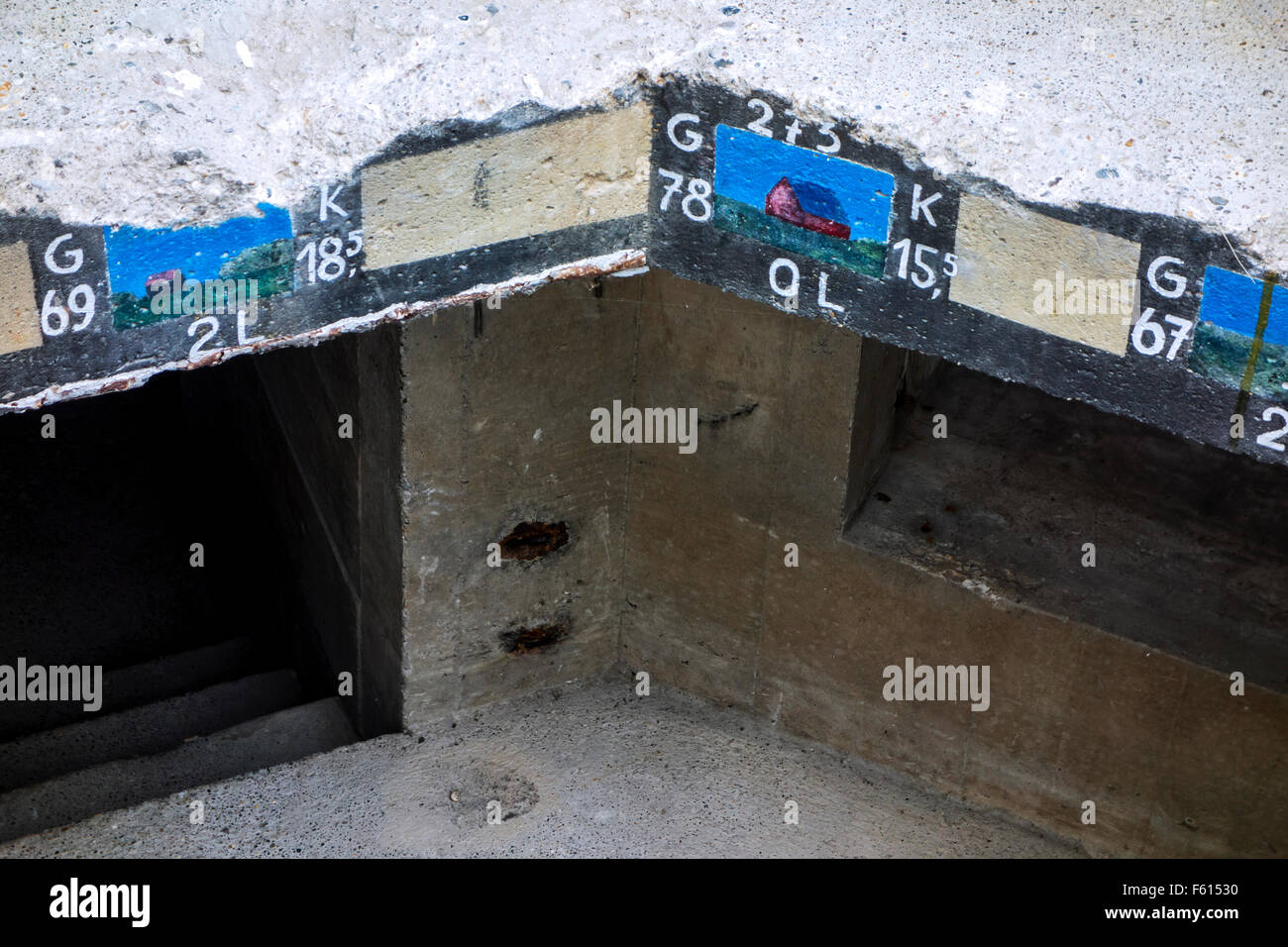 Coordonnées et d'images l'intervalle d'éléments du paysage peint sur la Seconde Guerre mondiale bunker allemand, Utah Beach, Normandie, France Banque D'Images