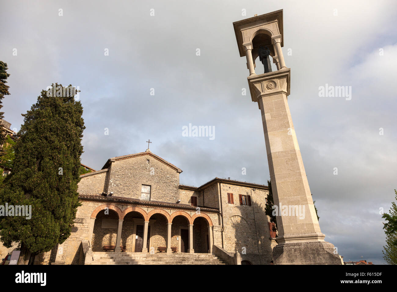 Église San Quirino à Saint-marin pendant jour nuageux. Banque D'Images