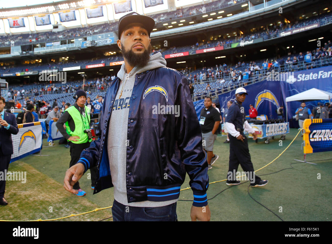 San Diego, CA, USA. Nov 9, 2015. SAN DIEGO, CA - Novembre 9, 2015 | Chargeurs Keenan prend l'Allen champ avant les ours jeu à Qualcomm Stadium. | (K.C. Alfred/ San Diego Union-Tribune © K.C. Alfred/U-T San Diego/ZUMA/Alamy Fil Live News Banque D'Images