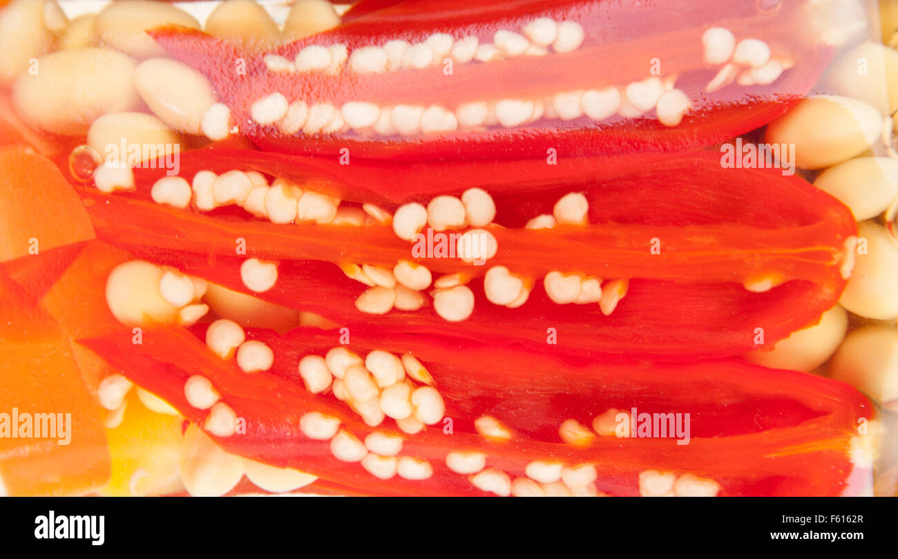 Les légumes en conserve dans un bocal en verre. Utiliser pour le fond Banque D'Images