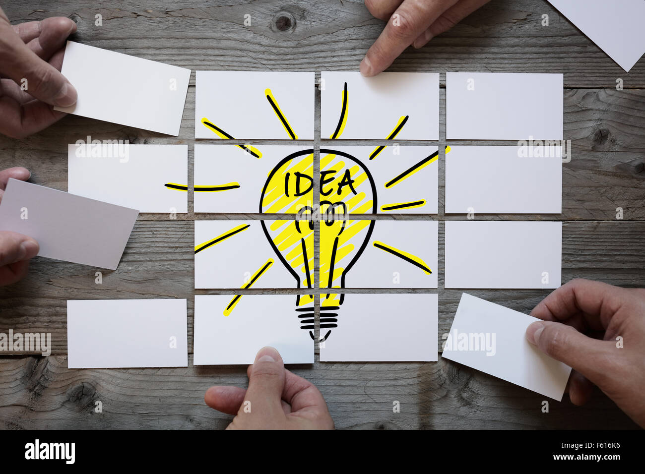 Réflexion de l'équipe Entreprises et trouver une solution ou une bonne idée de l'ampoule avec dessin sur papier carte d'affaires Banque D'Images