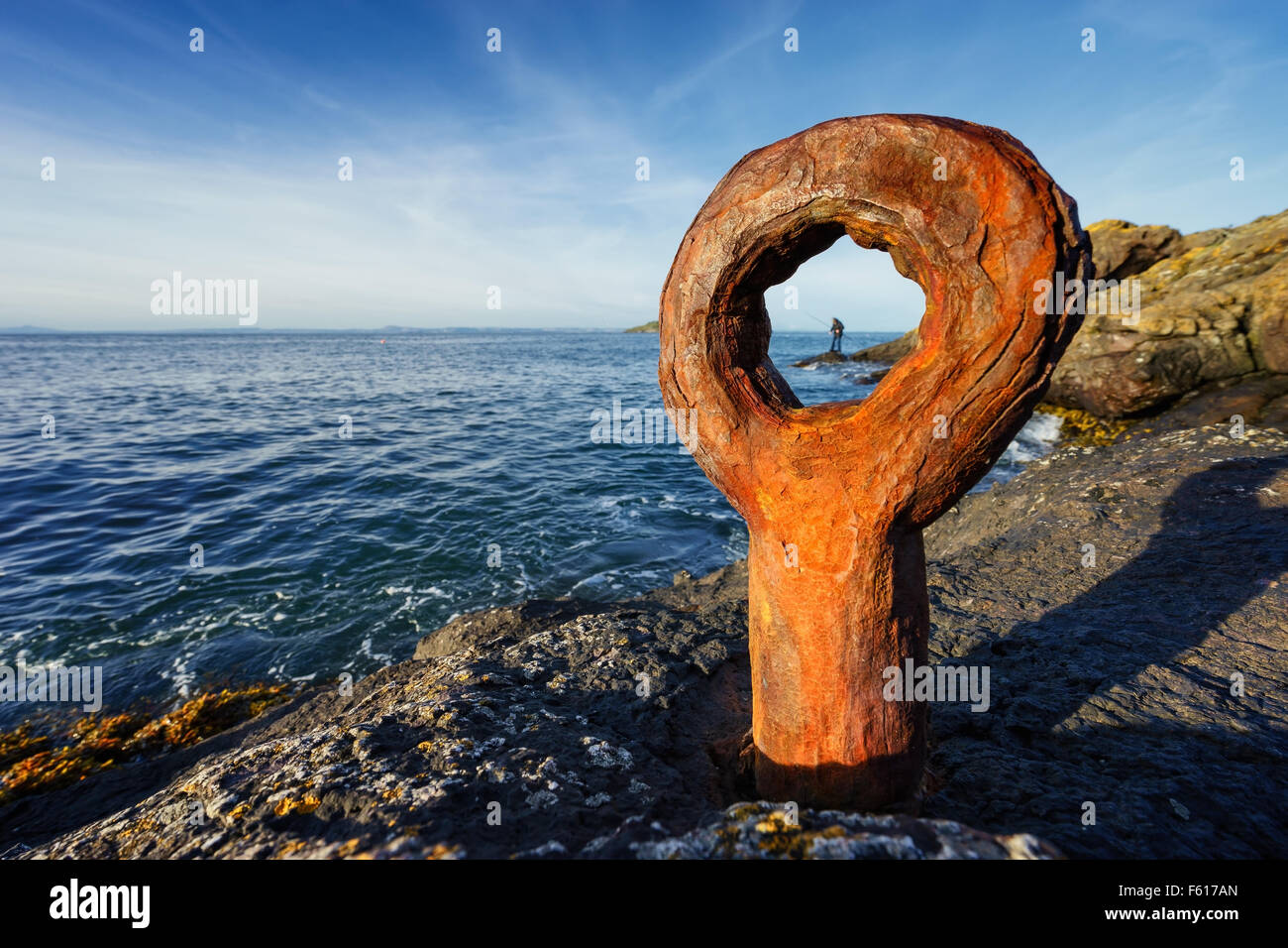 Un vieil anneau de fer pour l'amarrage des bateaux fixés à la roche, dans la région de North Berwick, Ecosse, Banque D'Images