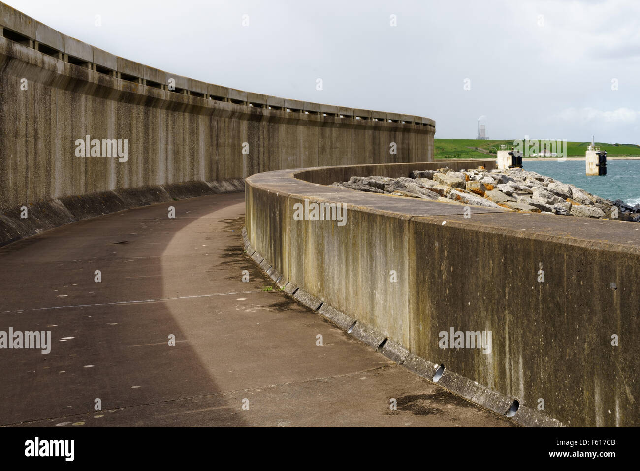 Une mer de béton et murs de défenses côtières à la centrale nucléaire de Torness, en Ecosse. Banque D'Images
