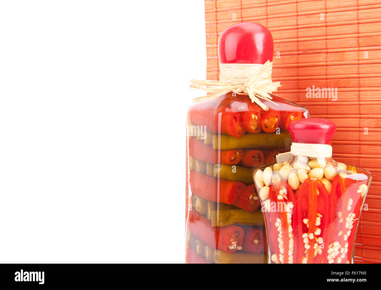 Les légumes en conserve dans des bocaux en verre. Poivre, string bean et asperges Banque D'Images