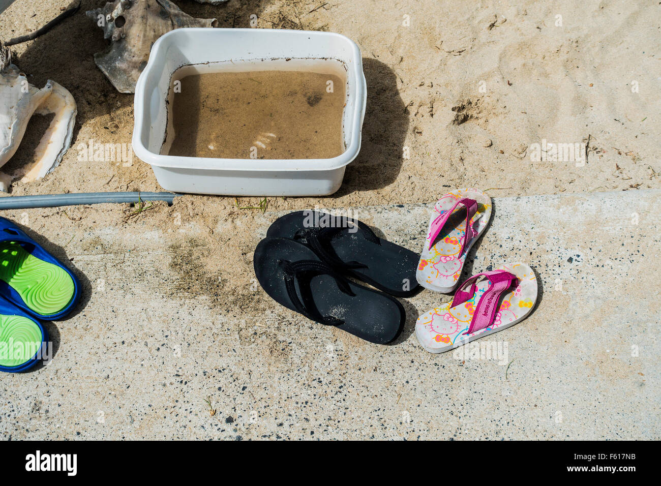 Les tongs chaussures de plage ou la queue à l'entrée d'une plage des  Caraïbes à Sainte Croix, Îles Vierges des États-Unis. Conceptuel Photo  Stock - Alamy