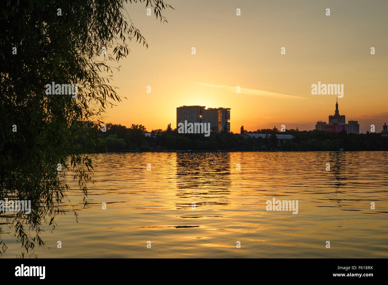 Coucher de soleil sur le lac du parc Herastrau à Bucarest, Roumanie. Banque D'Images