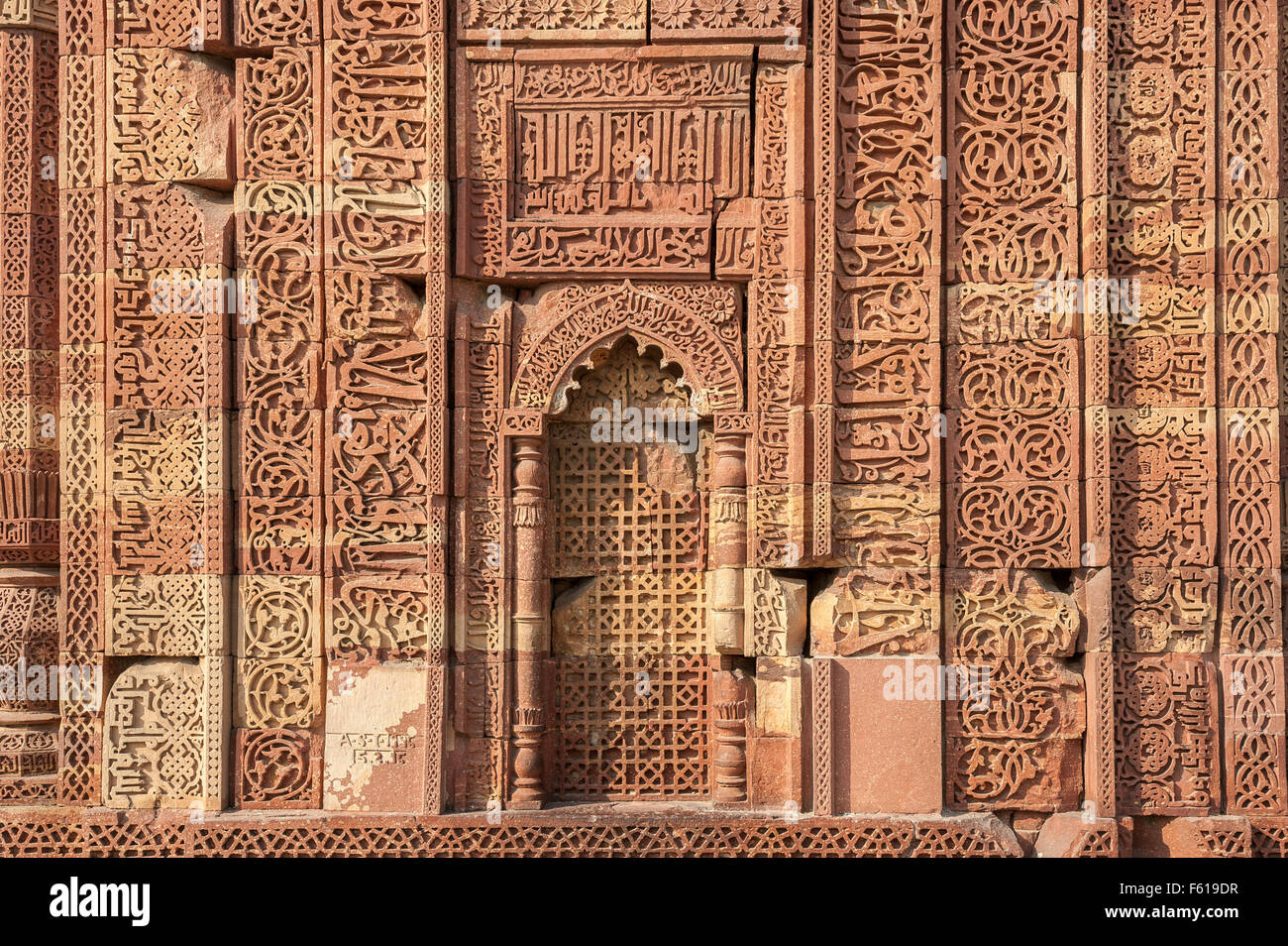 Murs sculptés de Qutub Minar complex, Delhi, Inde Banque D'Images