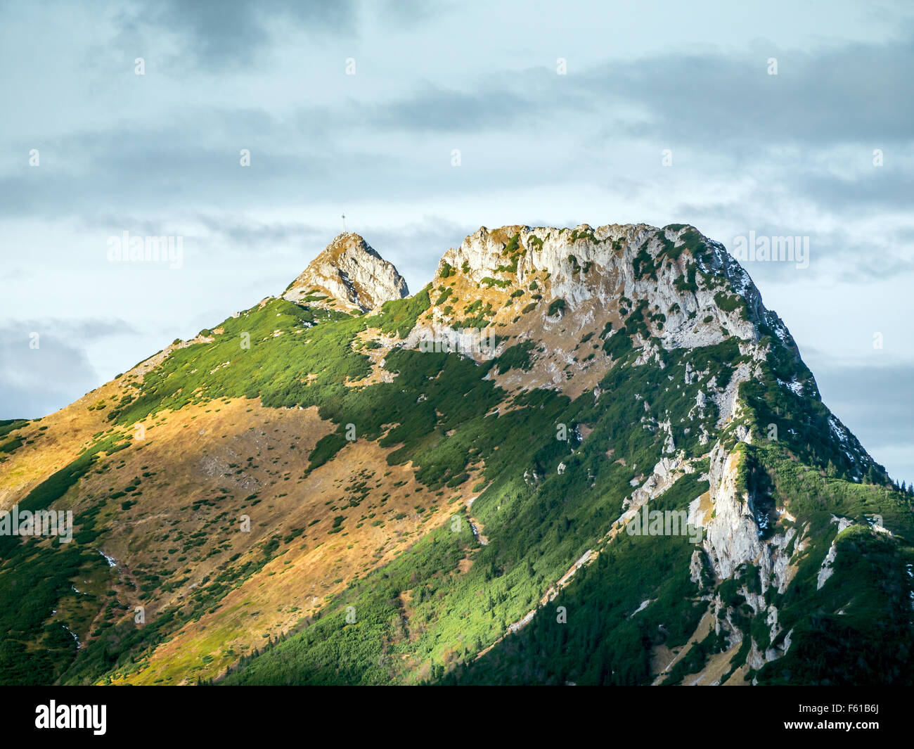 Mont Giewont en belles couleurs d'automne vu depuis le sentier alpin dans les Tatras, Pologne Banque D'Images