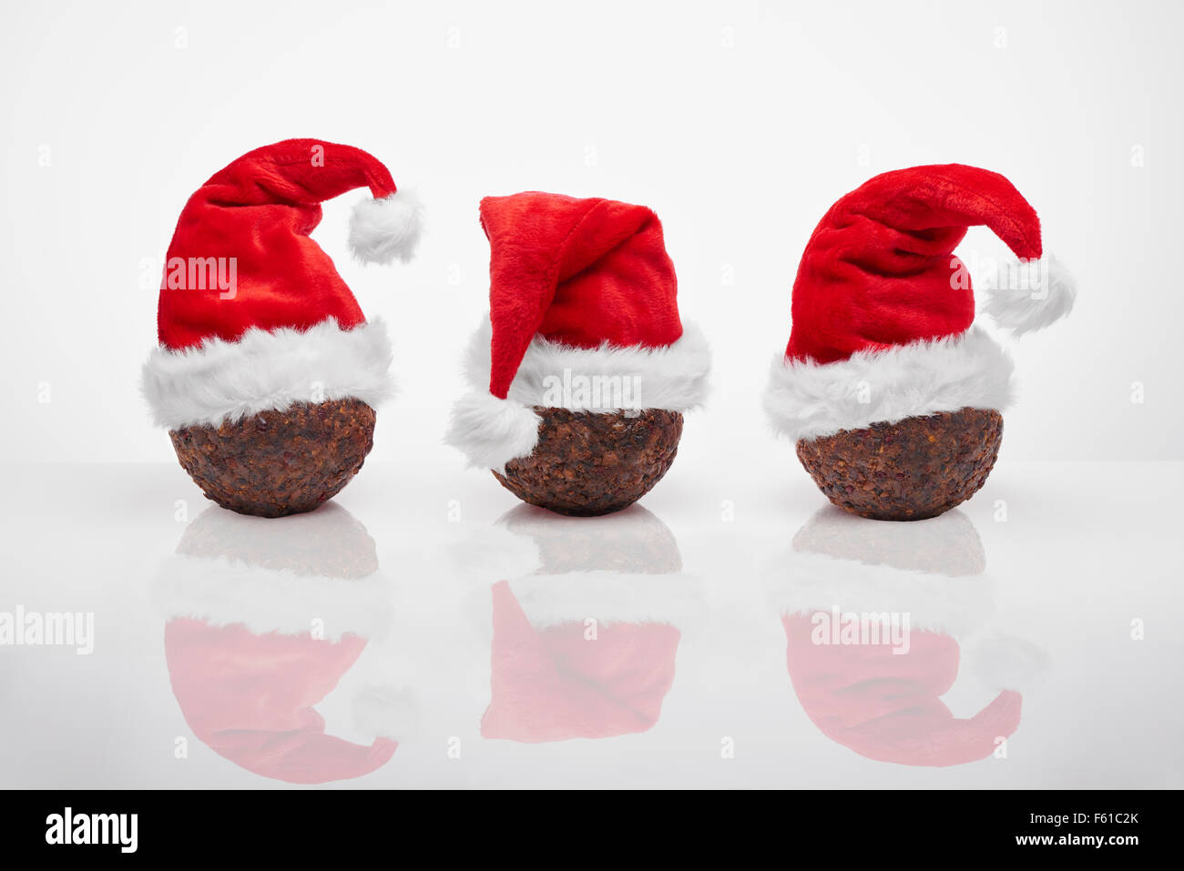Puddings de Noël avec rouge Santa hats Banque D'Images