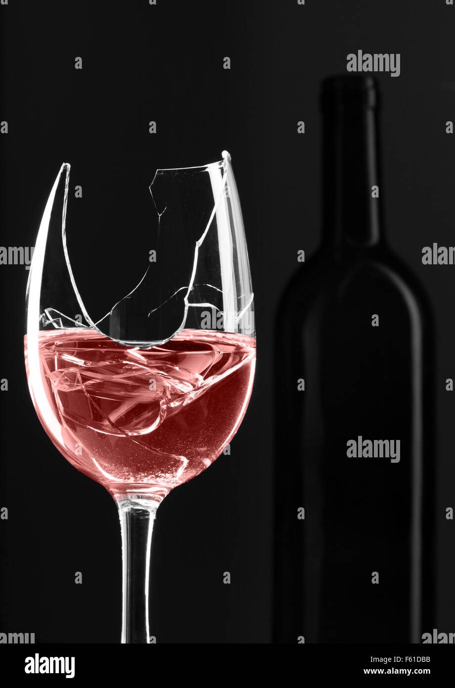Les éclats de verre de vin rouge avec une bouteille sur le contexte Banque D'Images