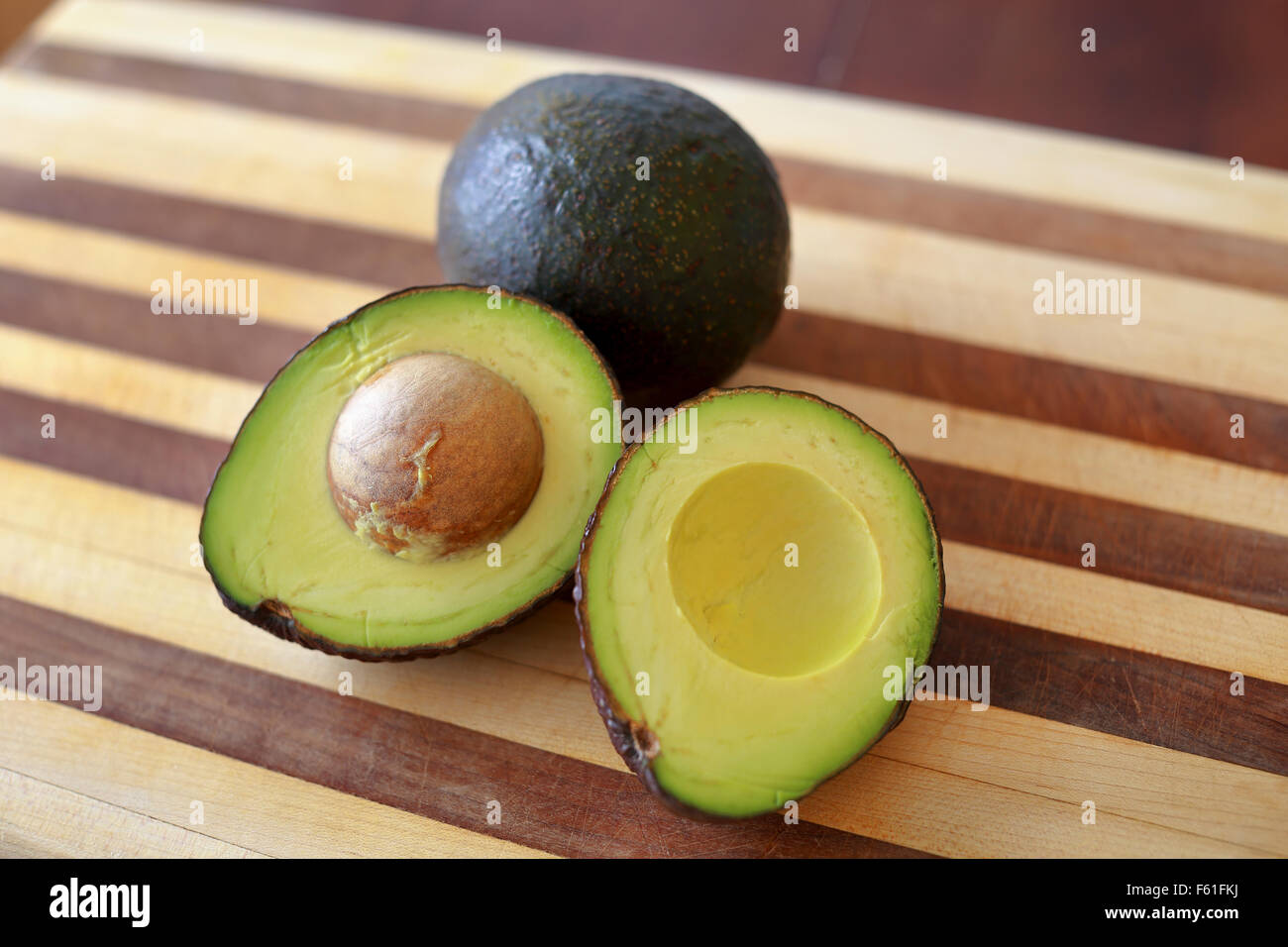 Les avocats sur une planche à découper prêt à devenir partie d'une saine collation nutritive. Banque D'Images