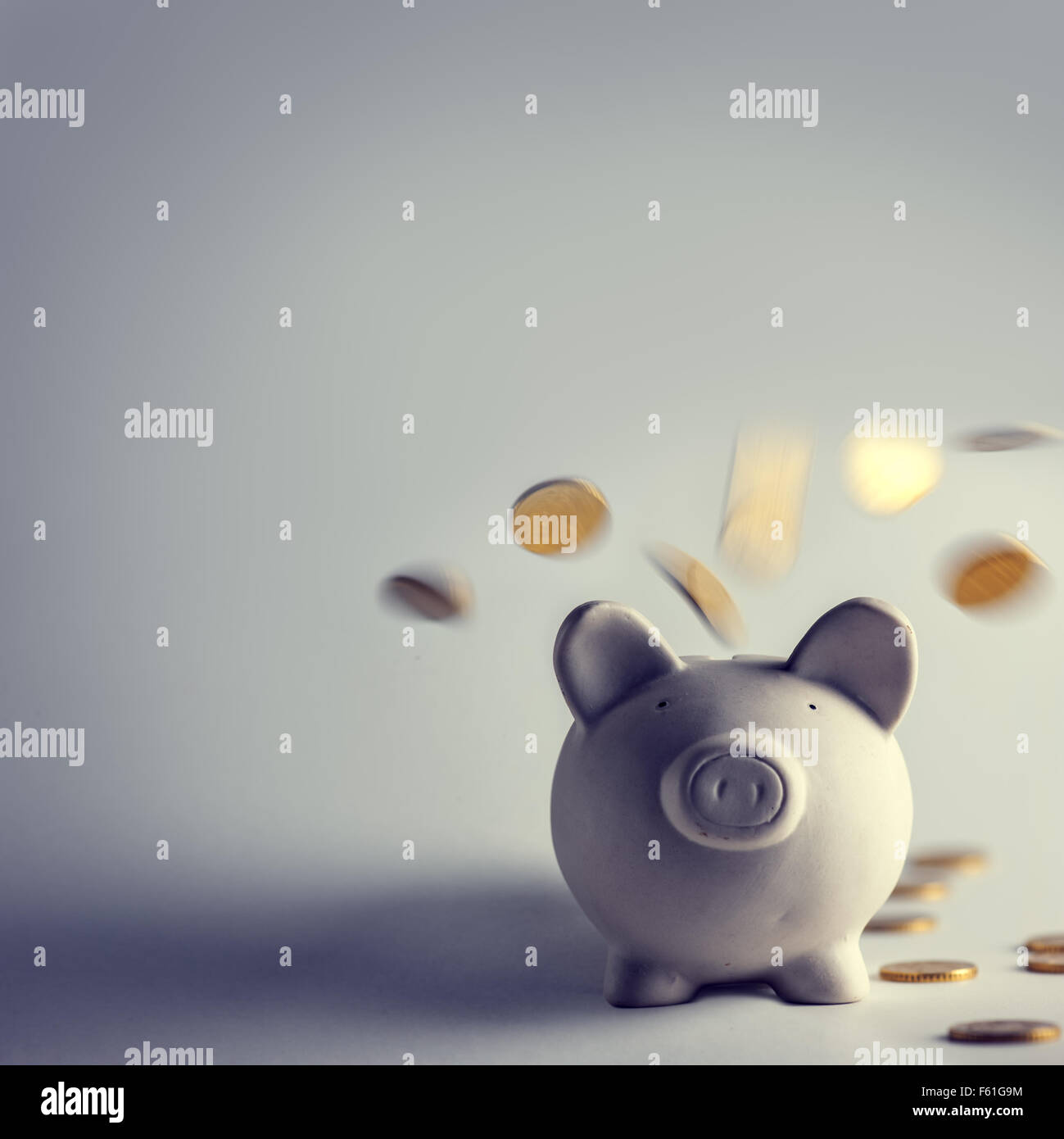 Cochon tirelire avec pièces d'or Banque D'Images