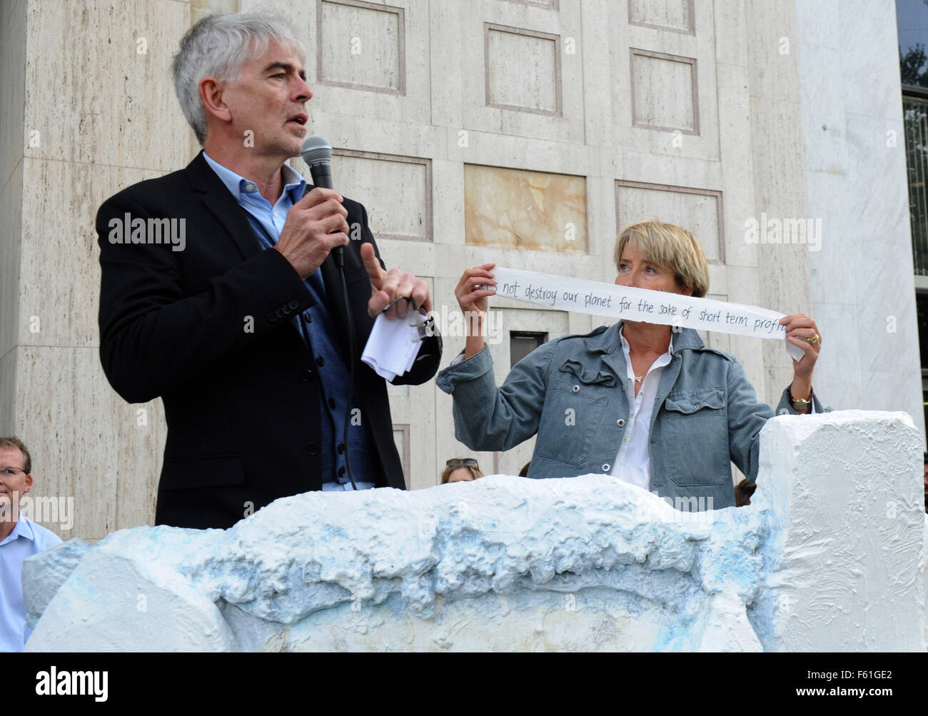 Emma Thompson rejoint Greenpeace célébration que Shell annoncer fin de l'exploitation du pétrole de l'Arctique, l'enveloppe extérieure du South Bank, les bureaux de Greenpeace UK Directeur exécutif John Sauven, livrer un discours à la foule à l'extérieur de célébration du Shell les bureaux. Hier, l'un Banque D'Images