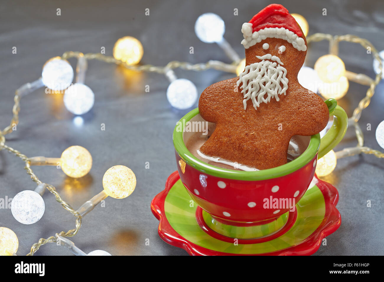 Gingerbread Santa dans une tasse de cappuccino Banque D'Images