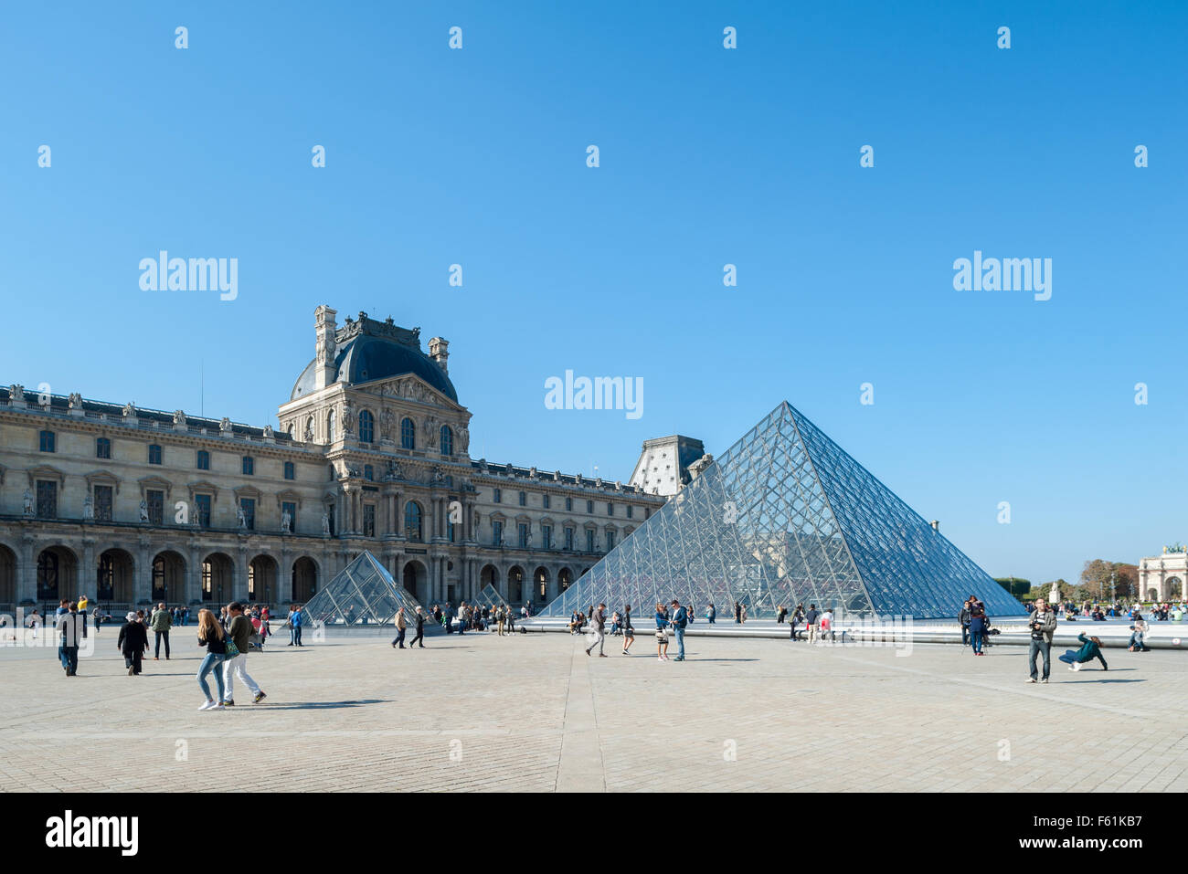 France, Paris, la pyramide du Louvre - cour Napoléon Banque D'Images