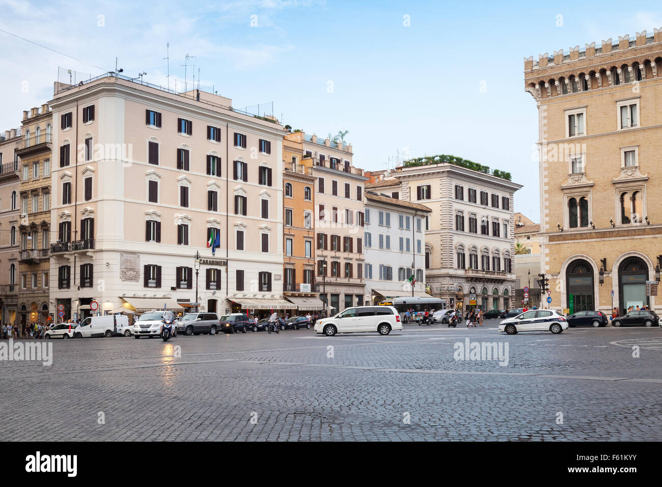 Rome, Italie - 7 août 2015 : la Piazza Venezia, Street View avec quelques touristes et des voitures Banque D'Images