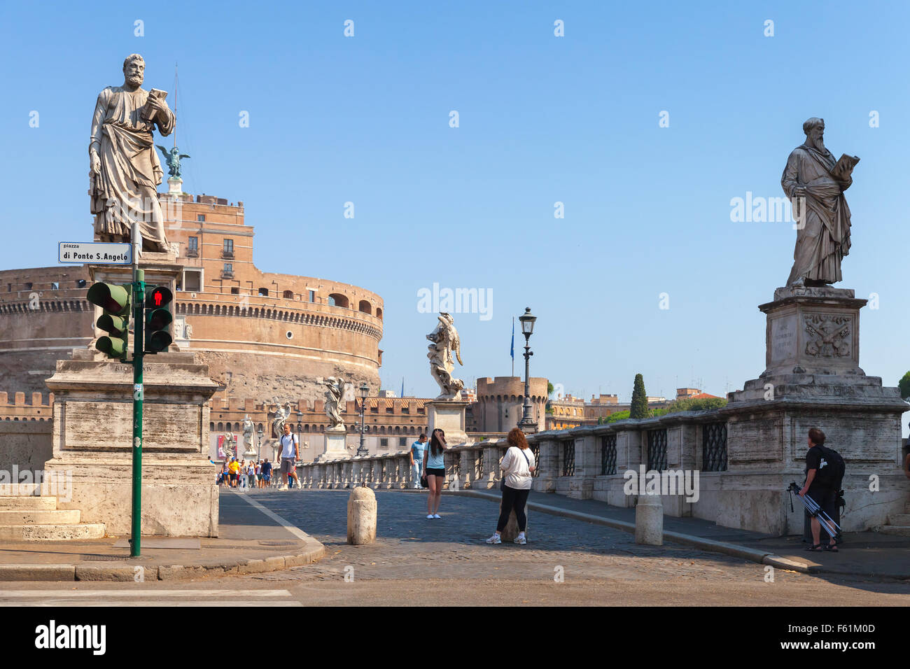 Rome, Italie - 8 août 2015 : les touristes autour de statues de Saint Angelo Bridge à Rome en été Banque D'Images