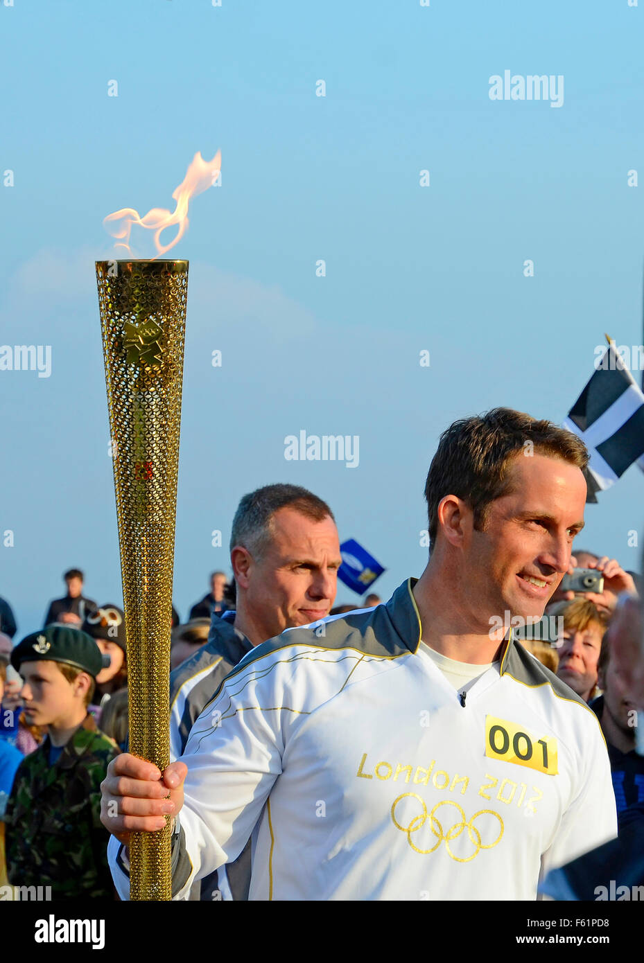 Médaillé d'or olympique Sir Ben Ainslie portant la torche olympique sur la première partie du voyage à Londres en 2012 Banque D'Images