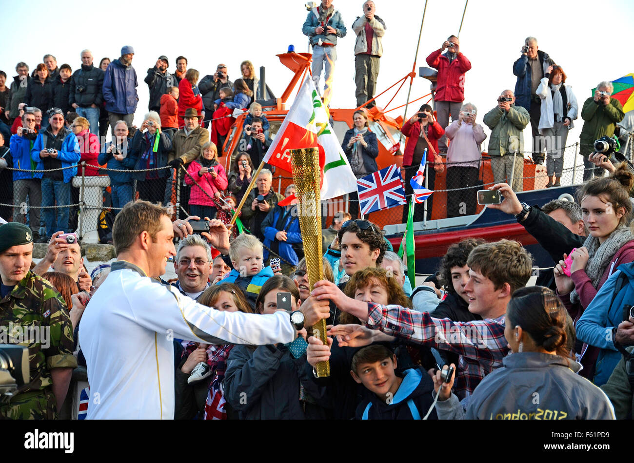 Médaillé d'or olympique Sir Ben Ainslie portant la torche olympique sur la première partie du voyage à Londres en 2012 Banque D'Images