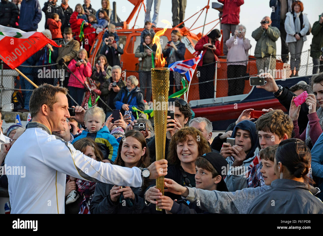 Médaillé d'or olympique Sir Ben Ainslie portant la torche olympique sur la première partie du voyage à Londres en 2012 Banque D'Images